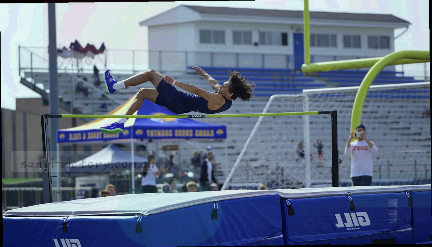 手机、平板与折叠屏多台设备外框并排展示深色界面，每台设备旁标注适配状态